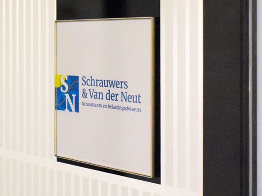 Bord met het logo van Schrauwers & Van der Neut bij de ingang van het kantoor